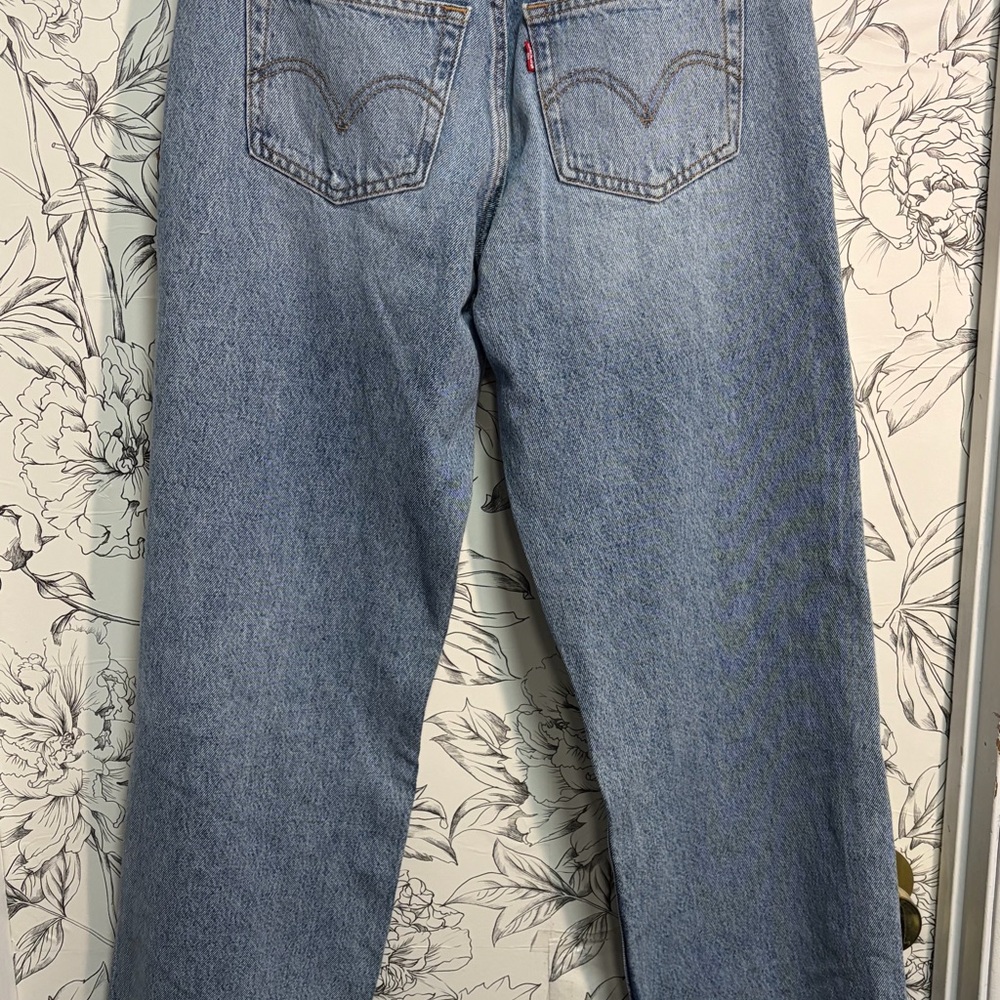 NWT Women's Levi’s Distressed Jeans - Picture 3 of 4